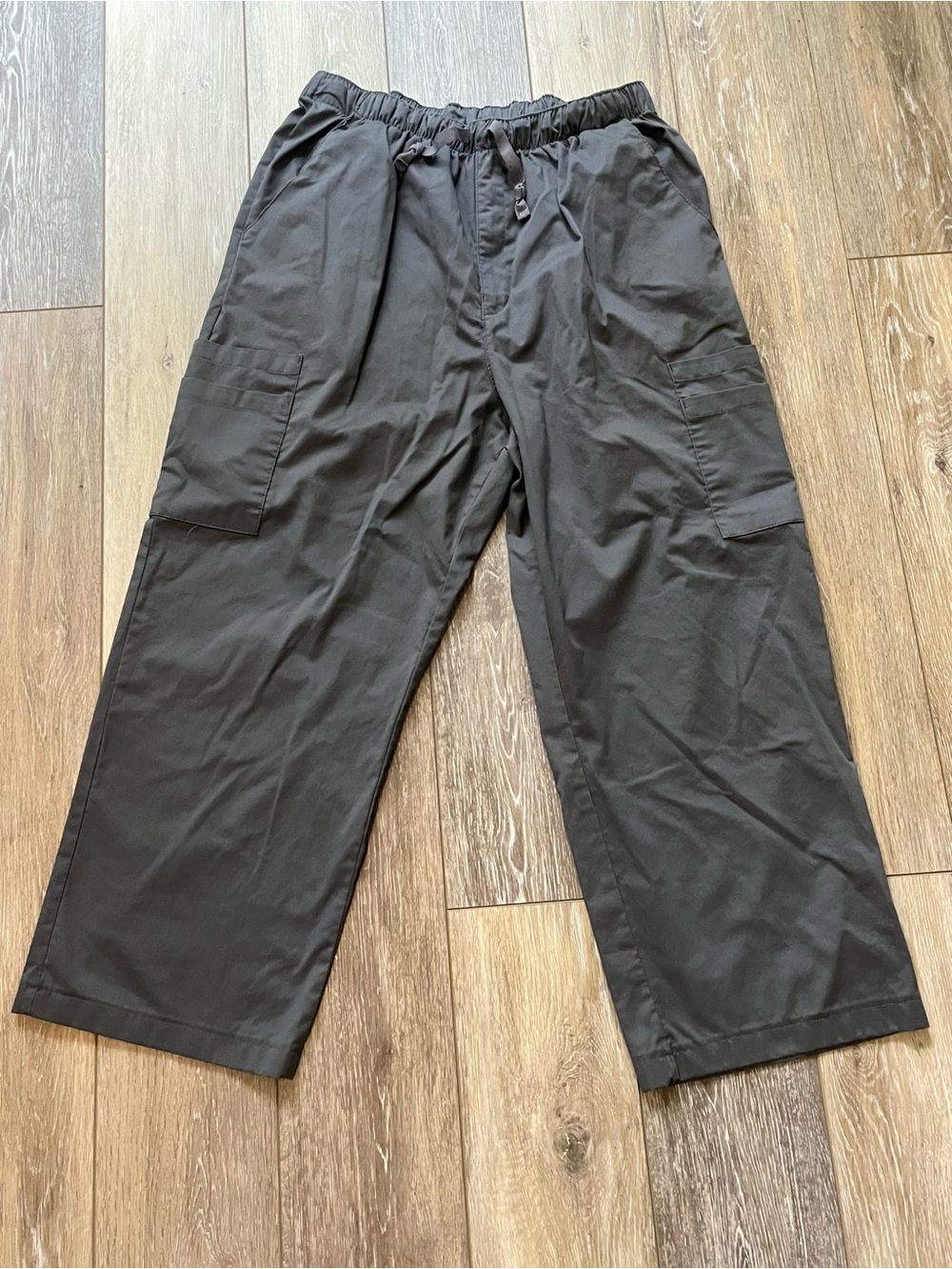 UA Butter soft short scrub pants dark gray, cargo style, elastic comfort size L